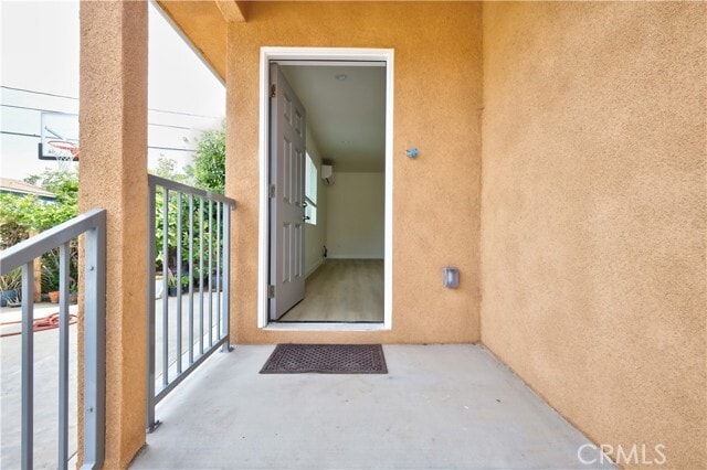 Building Photo - 628 W Floral Dr