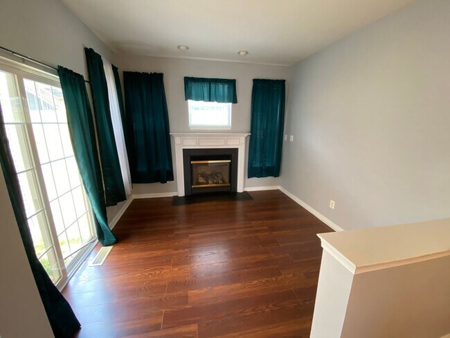 Building Photo - Townhouse