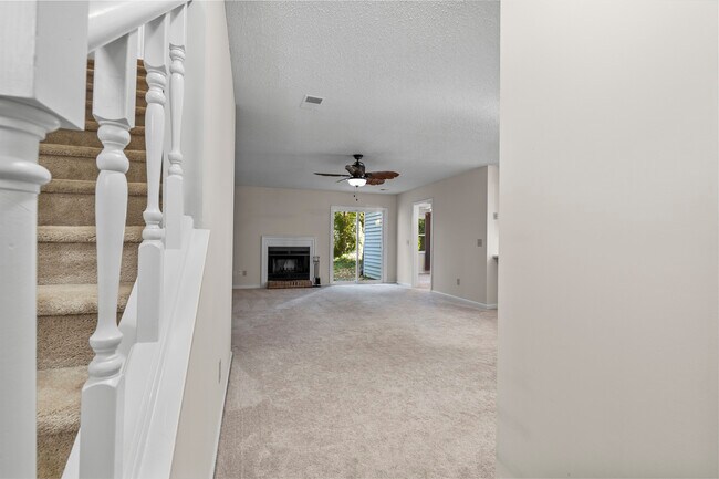 Foto del edificio - 241 Friarsgate Blvd