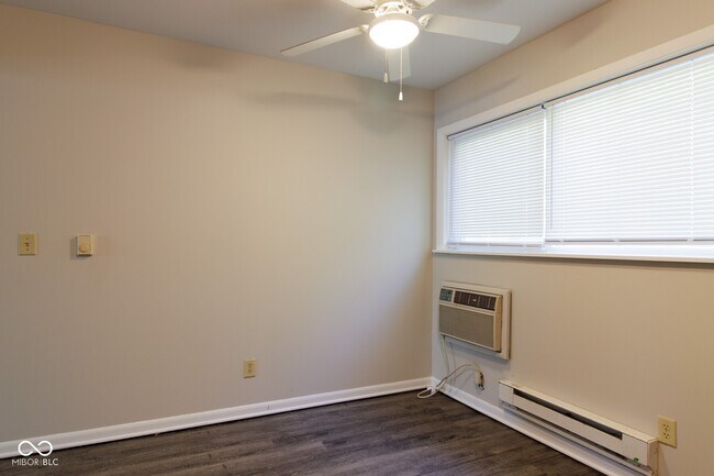 Building Photo - 5915 Devington Rd