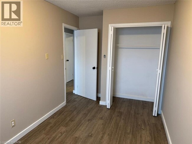 Building Photo - 316 Dufferin St