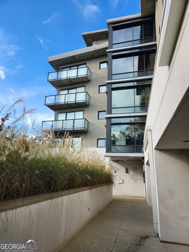 Foto principal - 335 W Ponce de Leon Ave