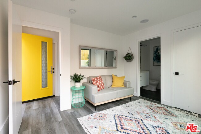 Foto del edificio - 423 1/2 S Wilton Pl