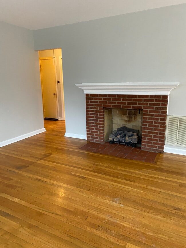 Living room - 730 Westwood Ave