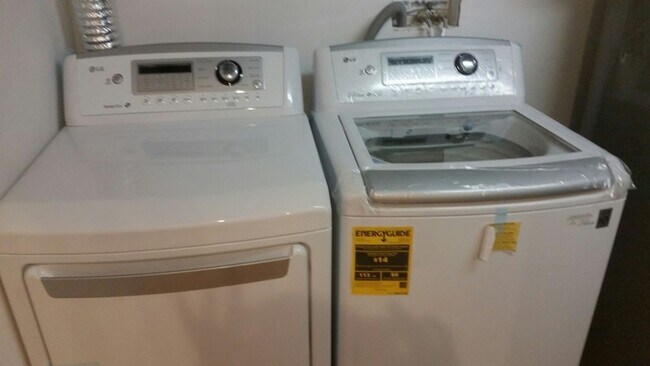 Foto del edificio - 4-bed + 4-bath Luxury Town House