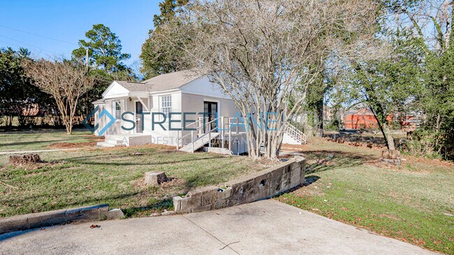 Building Photo - 2607 Schaul St