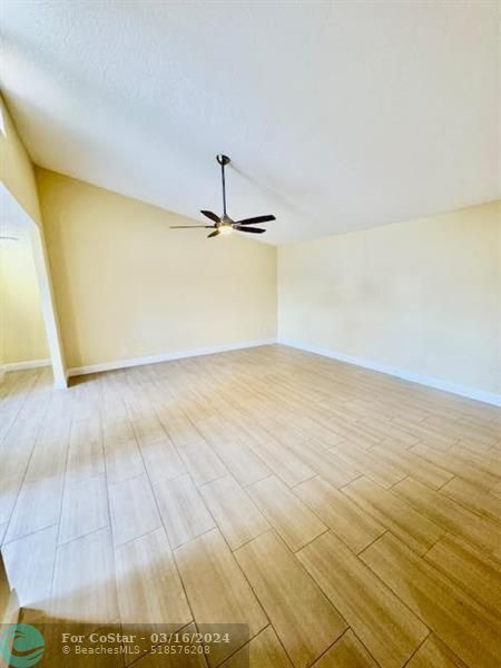 Building Photo - 1089 Manor Dr