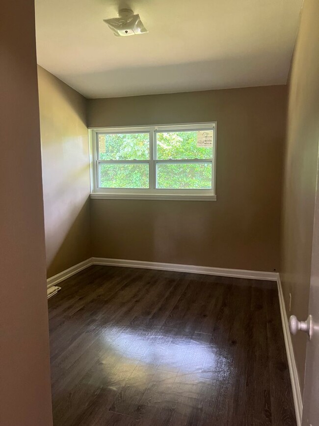 Building Photo - Nice home move in ready!