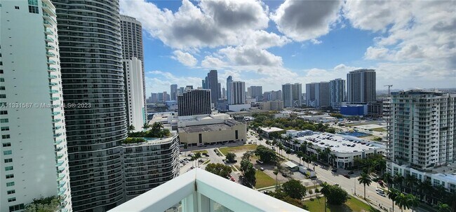Building Photo - 1900 N Bayshore Dr