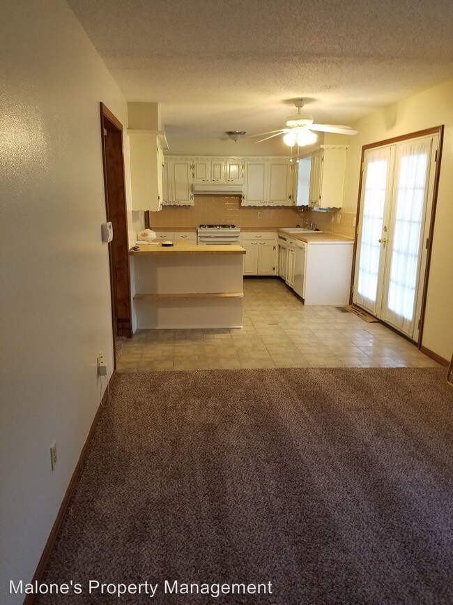 Building Photo - 4701 Woodview Dr