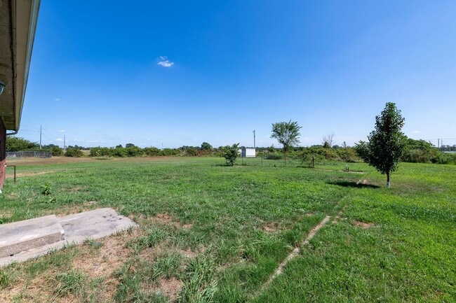 Building Photo - Culdesac Home on Over Half an Acre! Pet friendly and 6-12 month leases!