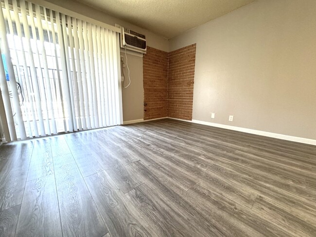Building Photo - Pinecrest Villas
