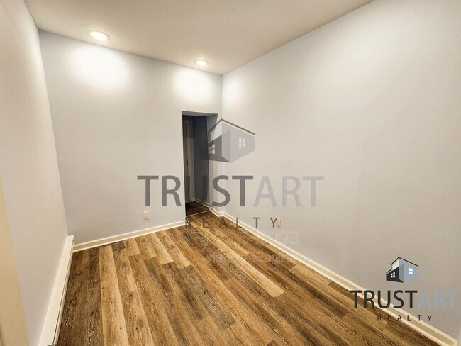 Building Photo - 1933 Colonial St