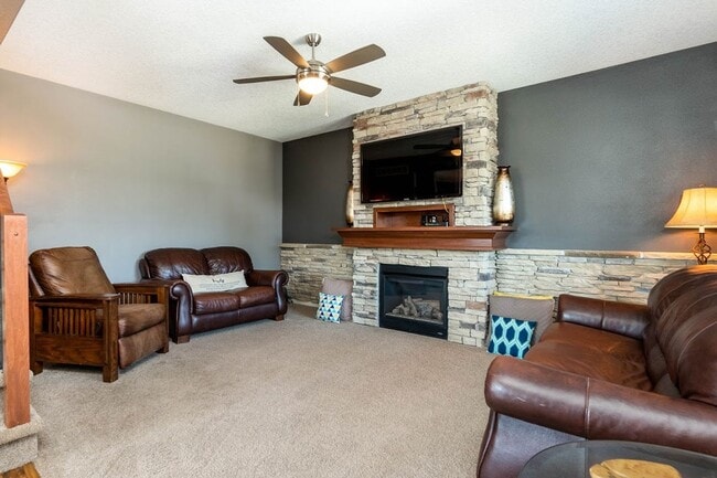 Foto del edificio - PRAIRIE TRAIL!! 4 Bed, 3.5 Bath Two-Story Home in Ankeny