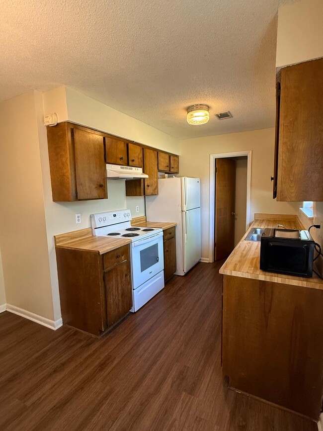 Building Photo - 802 Wildwood Dr