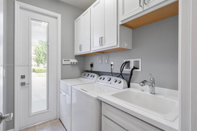 Foto del edificio - 1240 Eucalyptus Dr