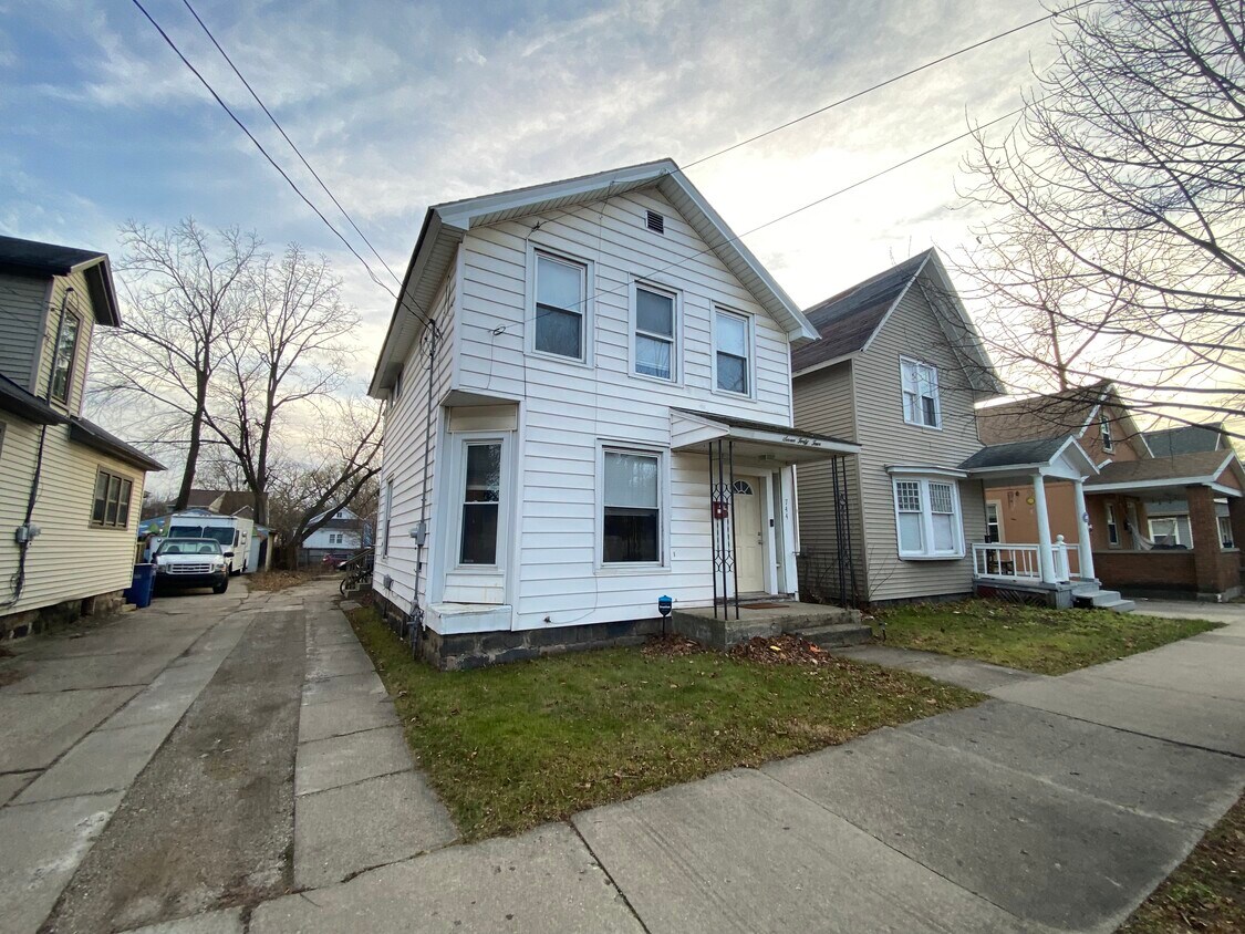 744 Chatham St NW, Grand Rapids, MI 49504 House Rental in Grand