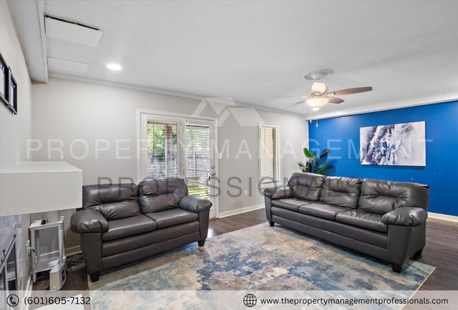 Building Photo - Cute & convenient