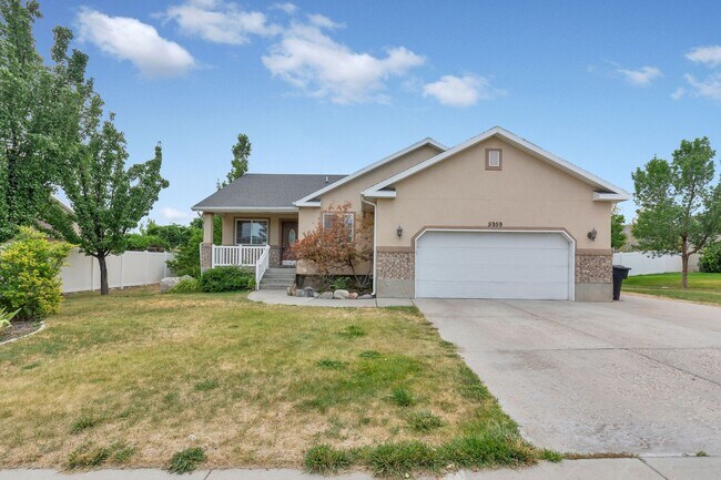 Foto del edificio - Spacious Home w attached 2 car garage