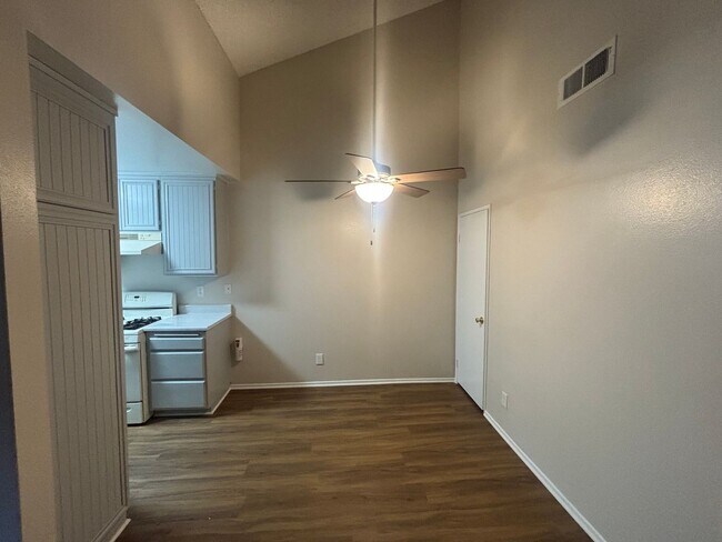 Foto del edificio - Beautiful 2-Bedroom Condo in Canyon Country!