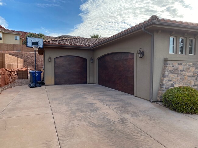 Building Photo - 2242 N Gunsight Dr