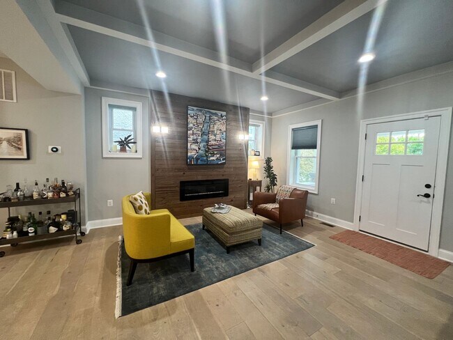 Foto del edificio - Amazing 5 BR/3.5 BA Single-Family Home in ...