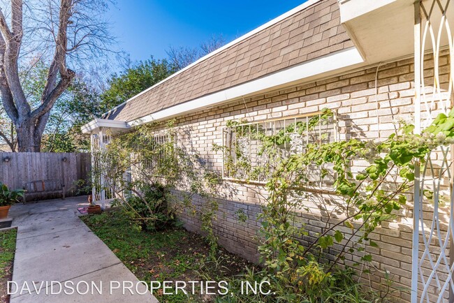 Building Photo - 2 br, 1 bath House - 1430 Nacogdoches #11
