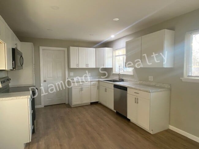 Building Photo - Cute 3-Bedroom Home Located Near Bass Pro!