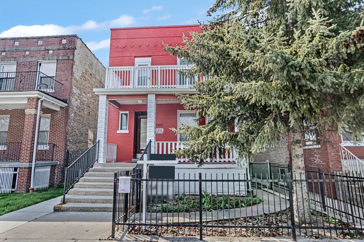 Primary Photo - 4925 W Henderson St