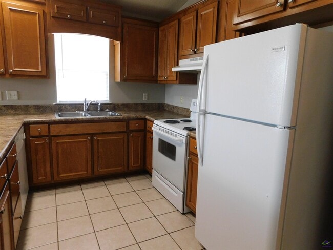 Building Photo - 504 Club Villa Court