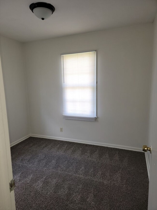 Building Photo - 2BR/1BA Updated Home – Vouchers Welcome!