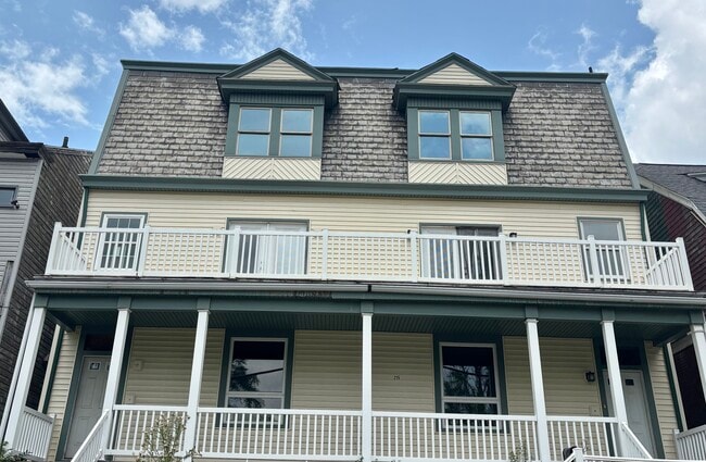 Building Photo - 215 Henderson St