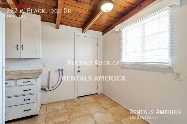 Building Photo - BLACKLIDGE DR, 262 W