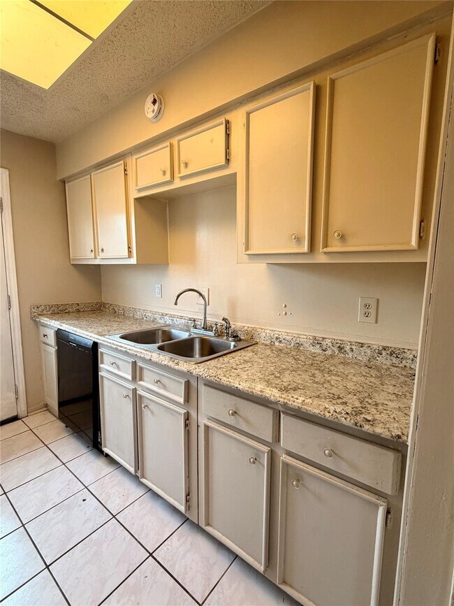 Foto del edificio - 7700 Creekbend Dr