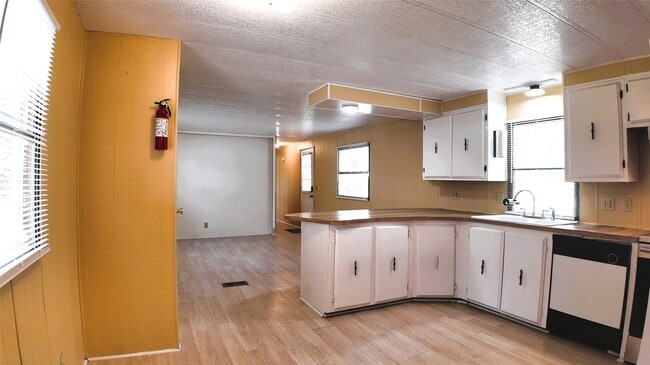 Building Photo - 251 Oakdale Dr