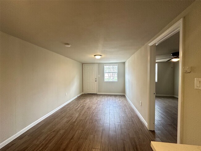 Building Photo - 605 E Hunnicutt St