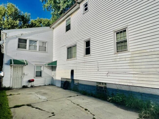 Building Photo - 4 bedroom in Chicago IL 60827