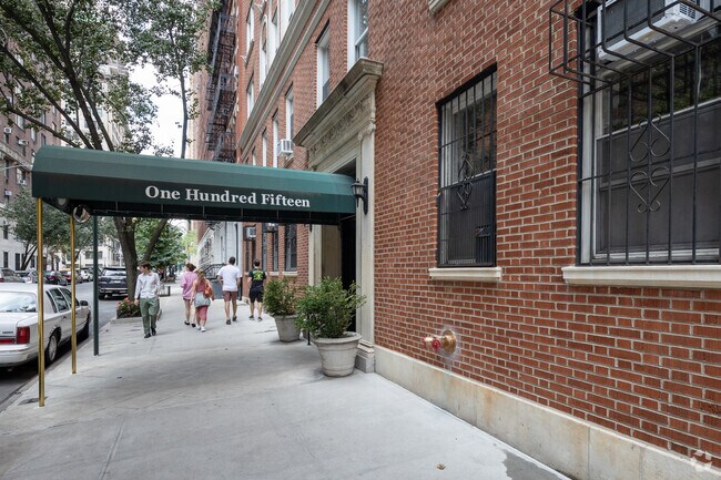Entrada - 111-115 E 89th St