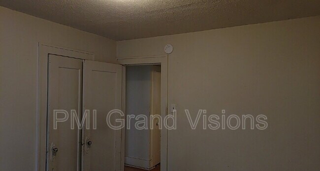 Building Photo - 336 S 19th St