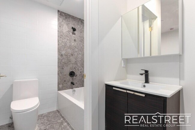 Foto del edificio - Modern Two-Bedroom Duplex in Prime Clinton Hill – One Block from Pratt University