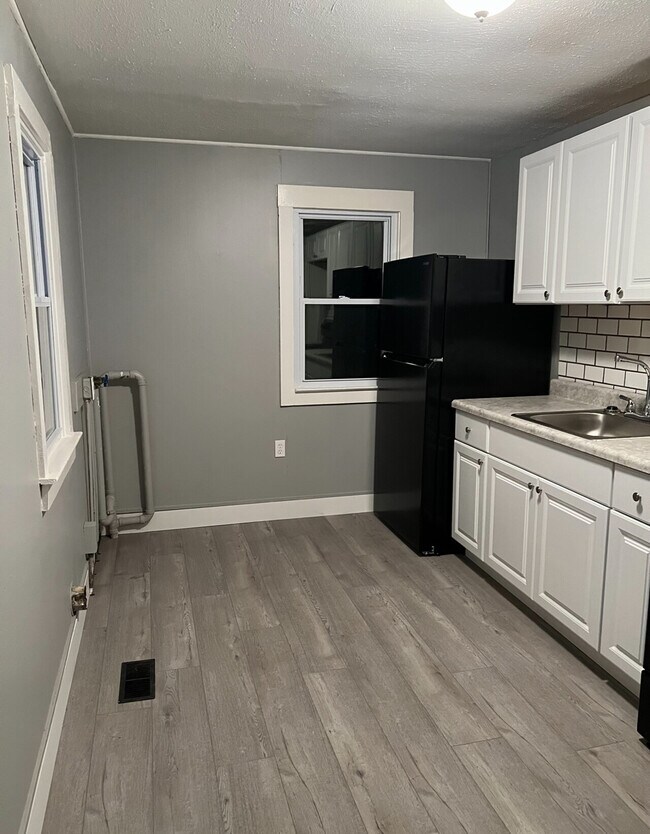 Building Photo - W 5th Street