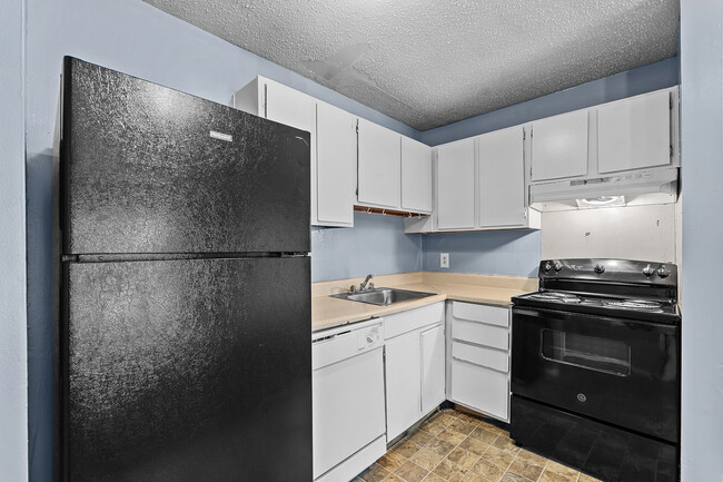 1x1 Kitchen - Creekside Apartments