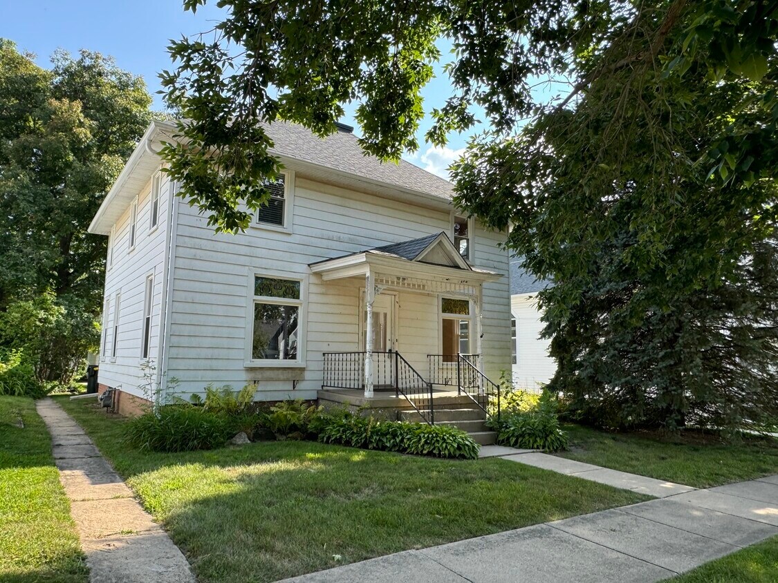 Primary Photo - 121 Terwilliger St
