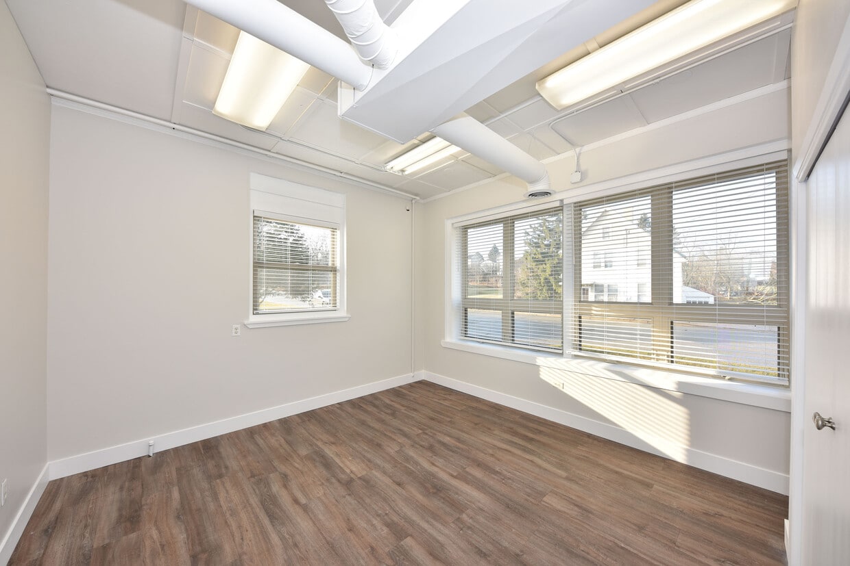 Large Bedroom - 122 S Webster St