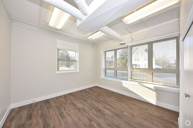 Building Photo - 122 S Webster St