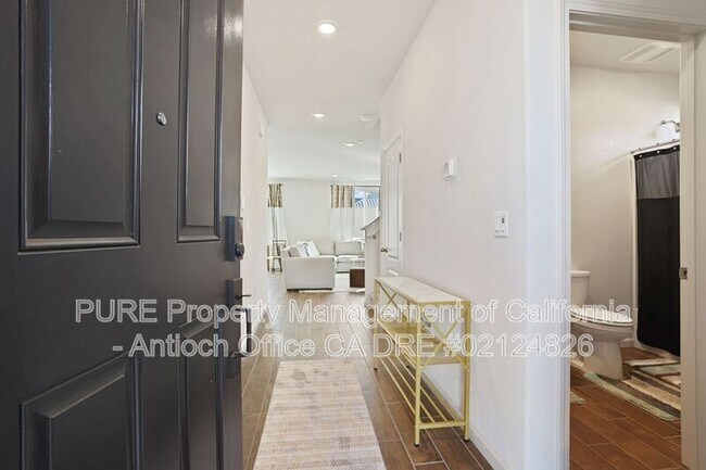 Building Photo - 896 Diego Dr