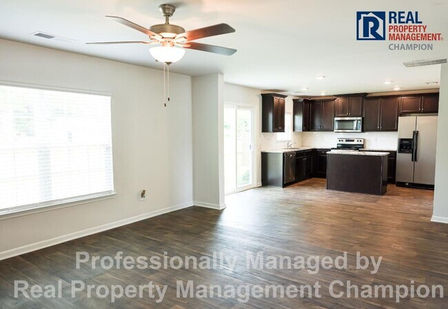 Foto del edificio - Spacious Home w/Open Living, Fireplace, Fenced Yard & Solar Panels