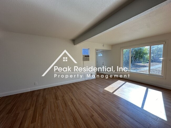Building Photo - Spacious 2bd/1ba Lower Apartment with 1 Ca...