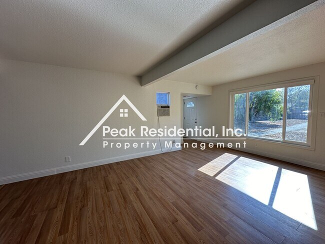 Building Photo - Spacious 2bd/1ba Lower Apartment with 1 Car Garage