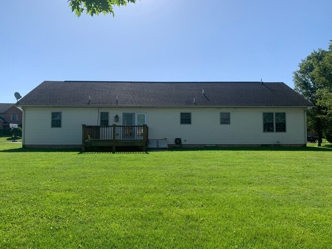 Building Photo - Lovely single family, brick rancher home with 3 beds/2.5 baths!!